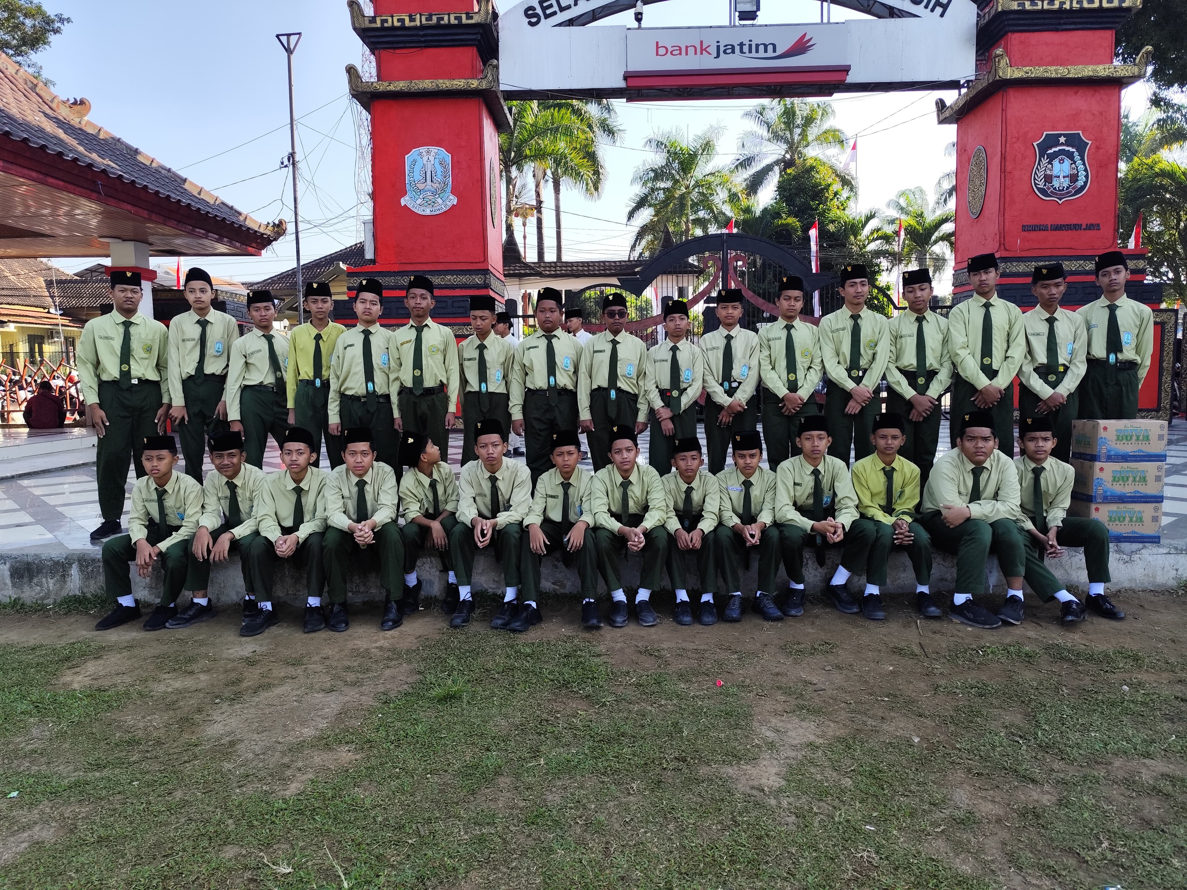 Santri sedang berfoto di depan gapura