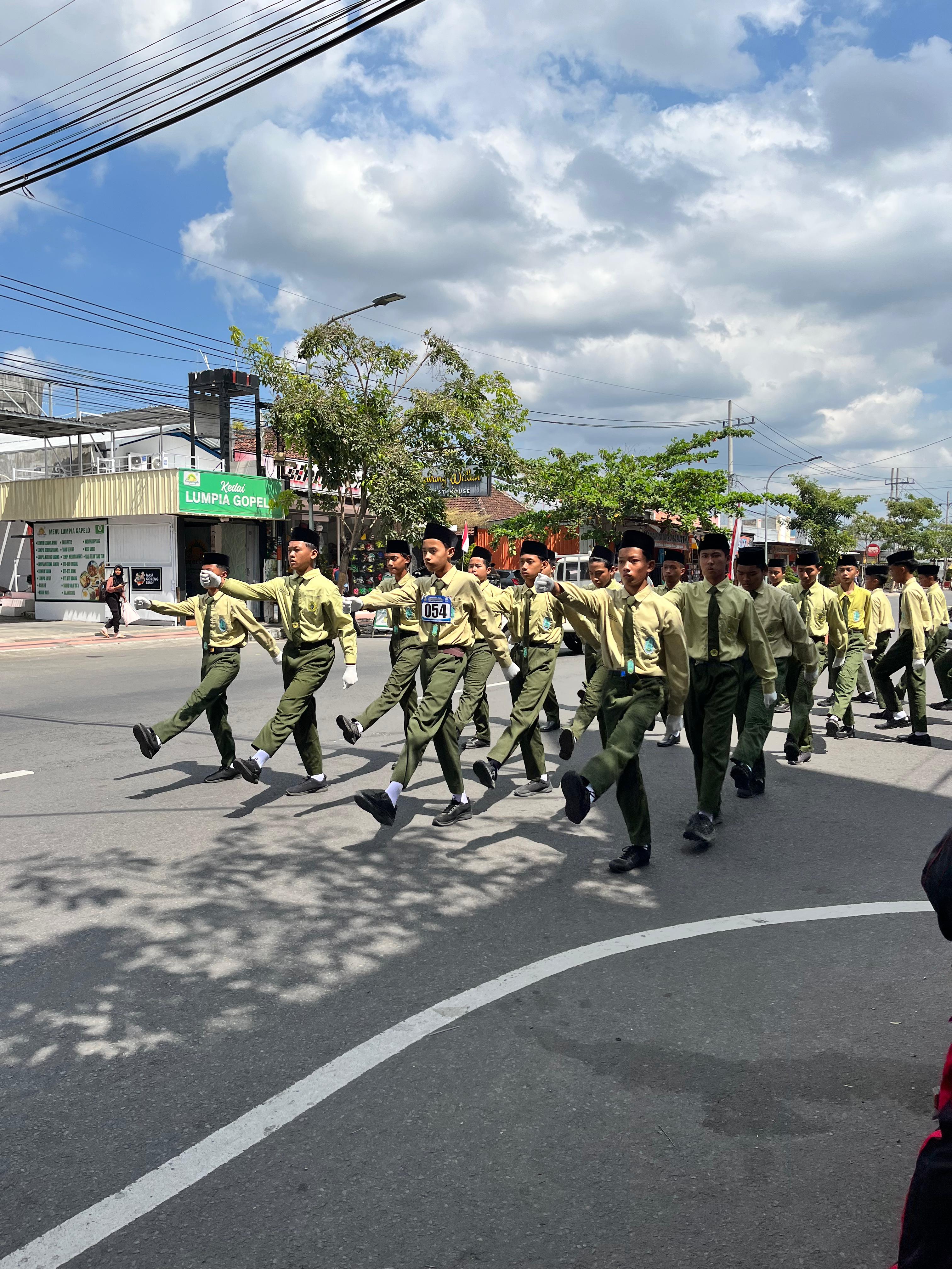 Santri sedang mengikuti baris berbaris