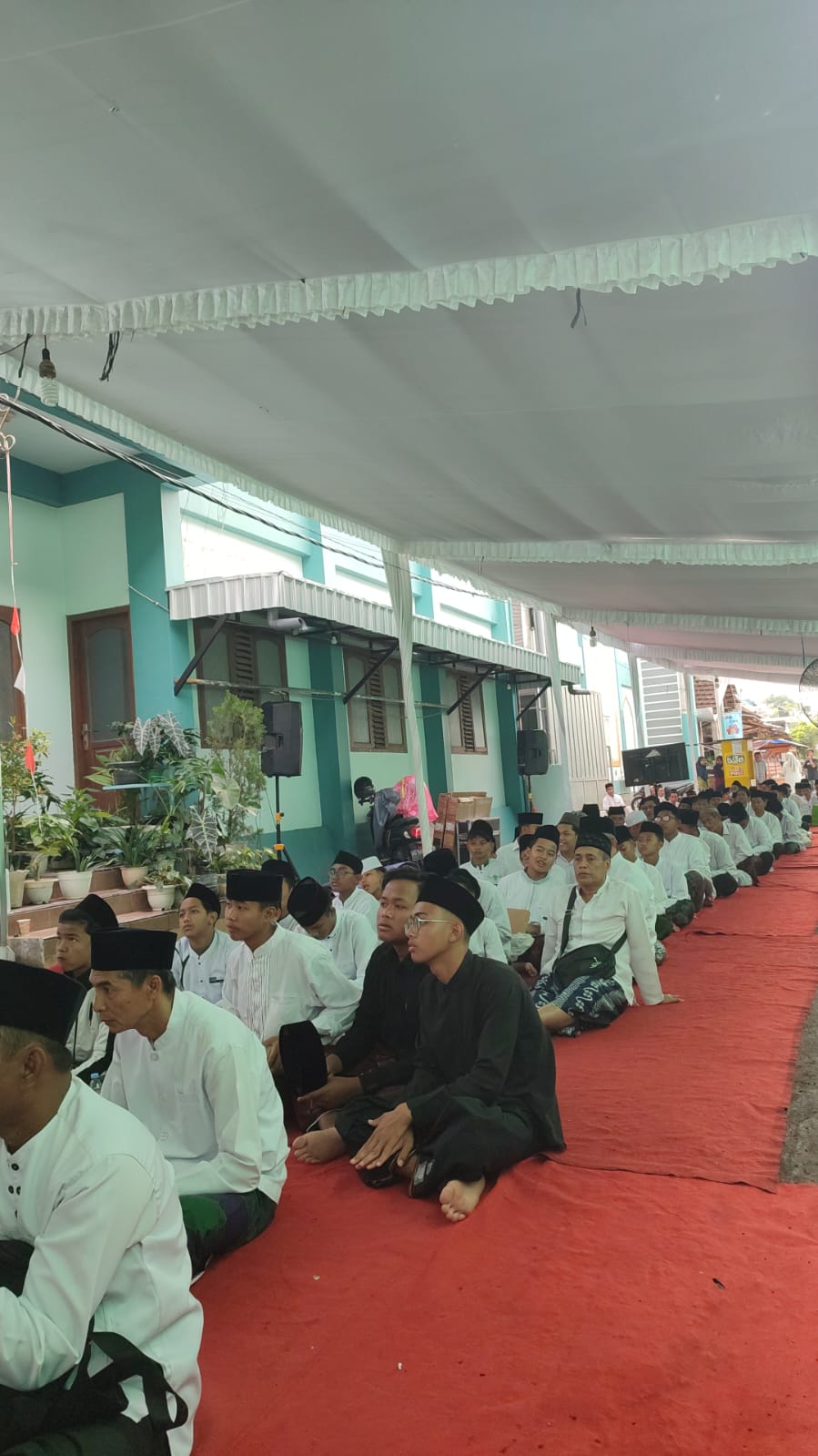 Santri sedang mengikuti pengajian di luar ruangan