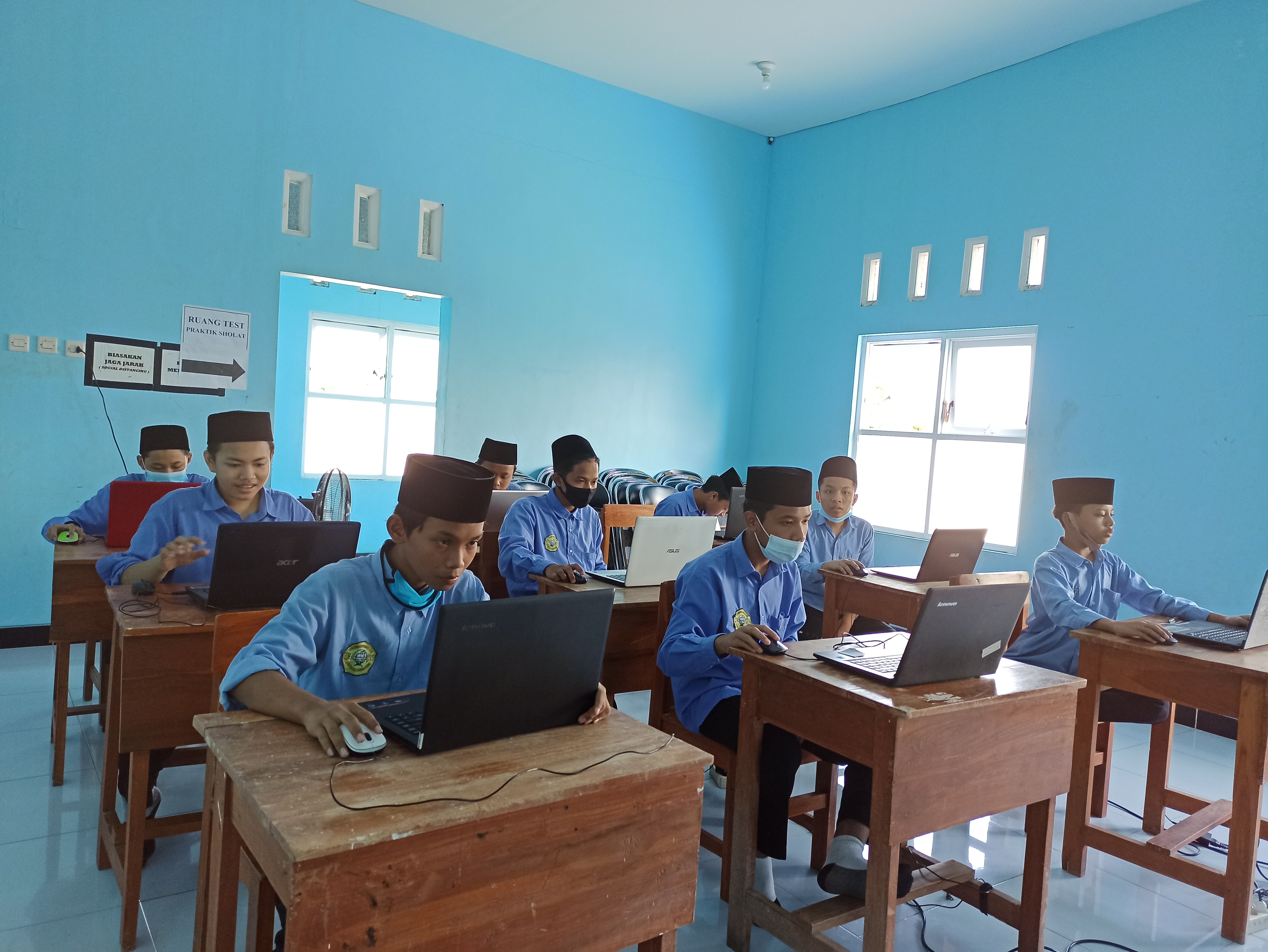 Santri sedang belajar komputer di kelas