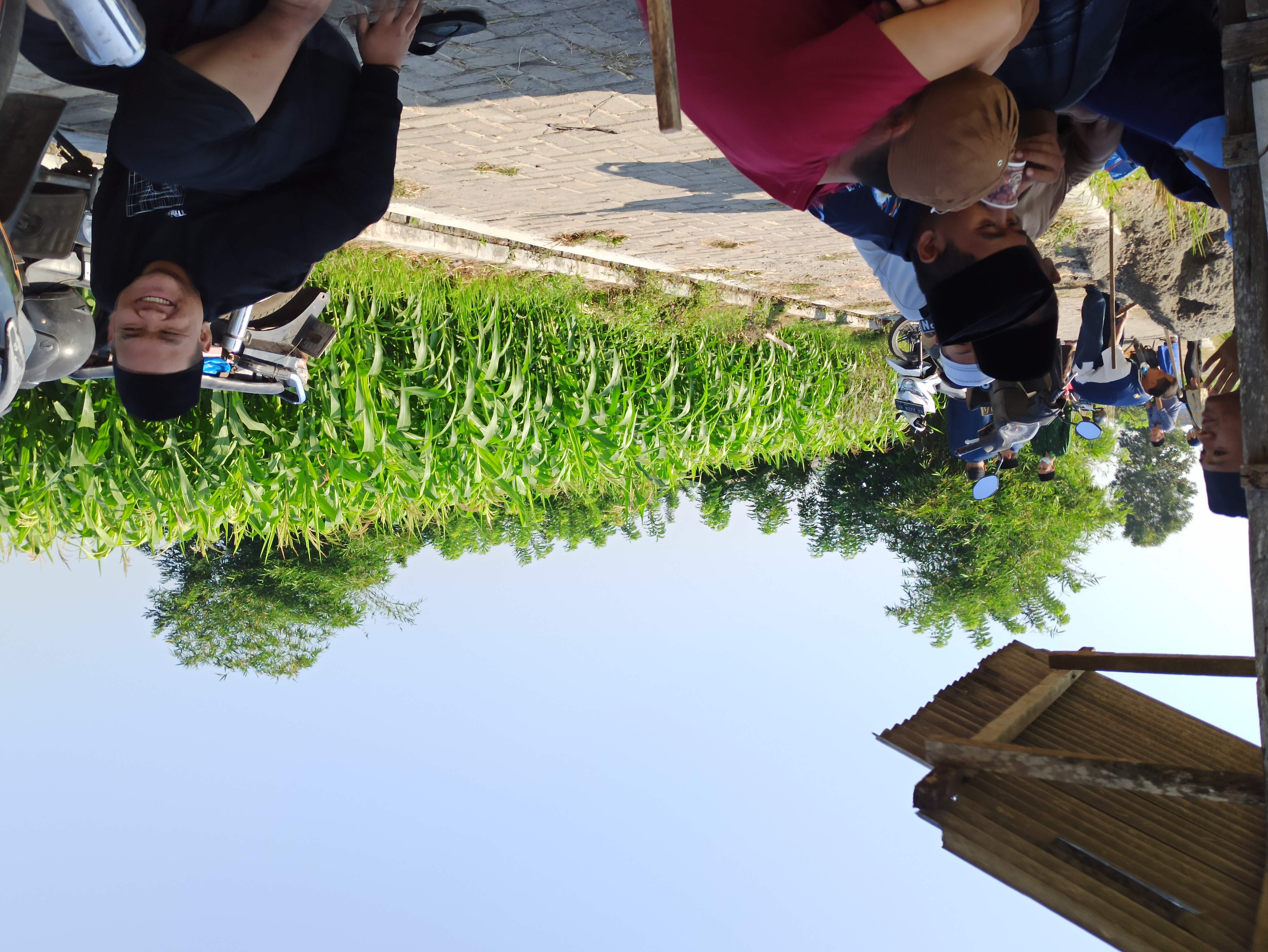 Santri beristirahat di pinggir sawah