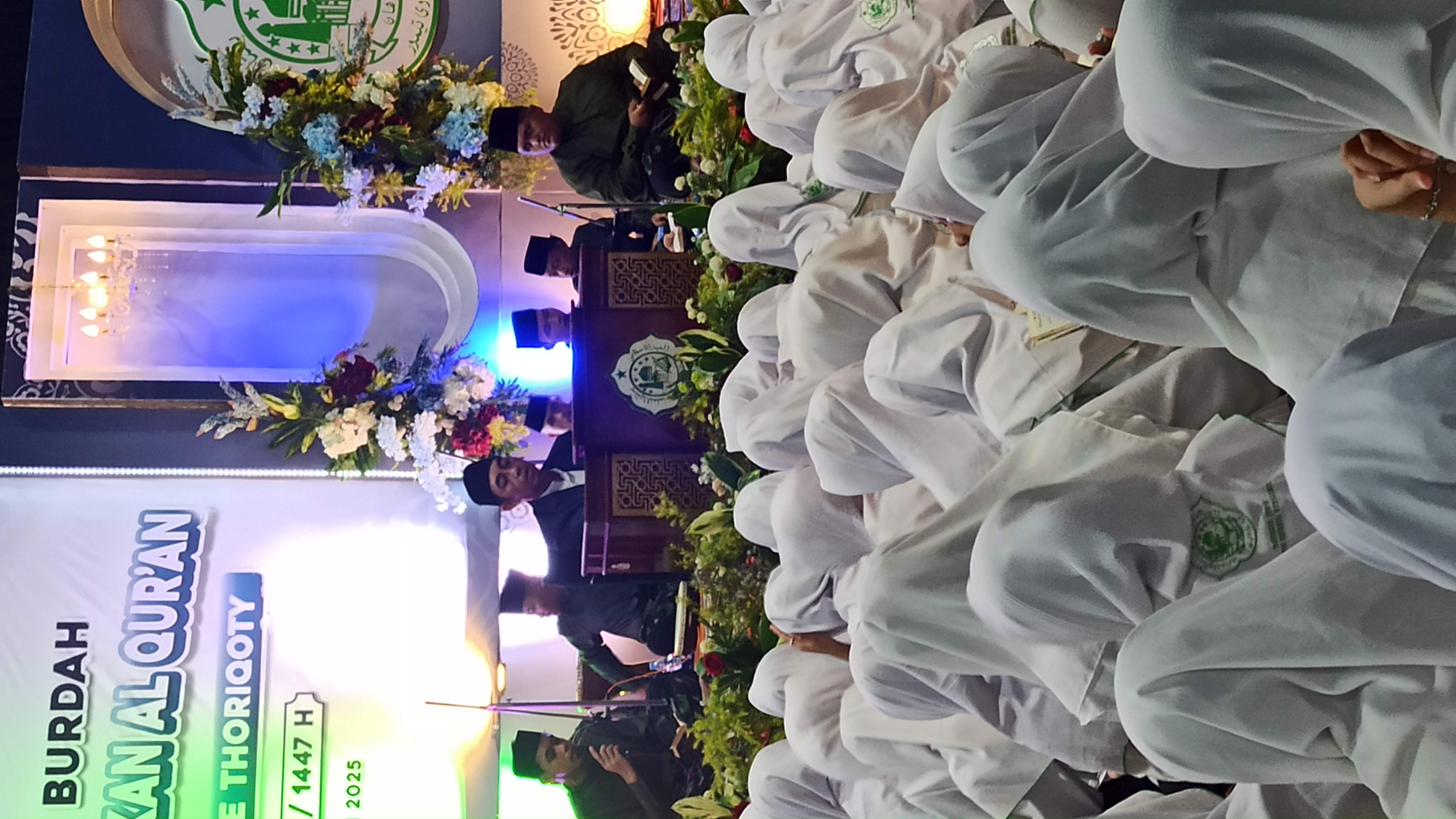 Santri mengikuti acara Burdah
